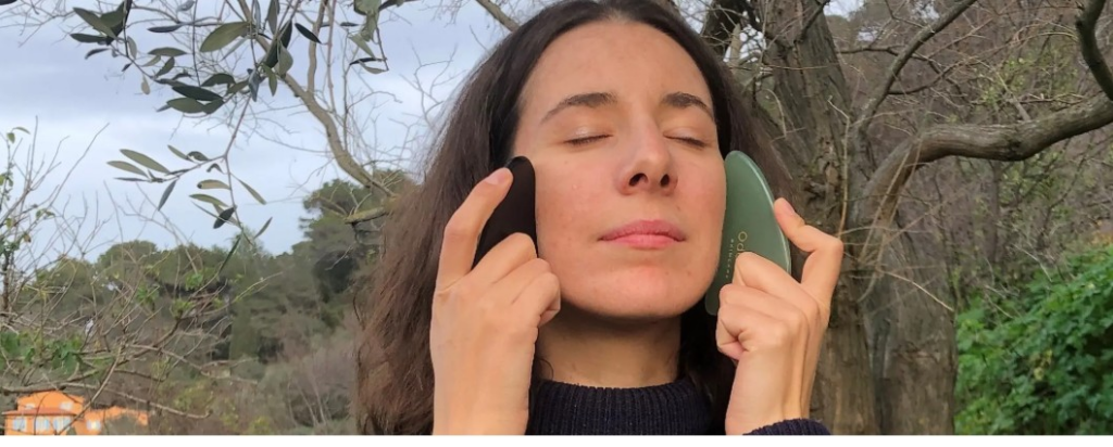 Massage avec des gua sha